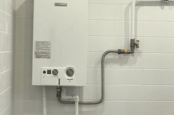 Установка газовой колонки Bosch в квартире